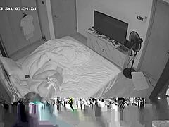 Una telecamera spia sorprende una ragazza in azione nella sua camera da letto. Non perdere questo spettacolo piccante!