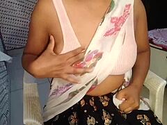 Indický amatér s prirodzenými prsiami dostáva potešenie z lízania a orgazmu