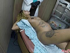 Läkaren undersöker gravida patienters ömma bröst