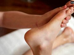 Genert teenager Irka afslører sine intime dele under en massage