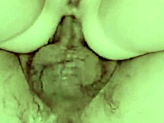 Une milf mature se fait remplir le trou du cul de sperme après une action anale intense