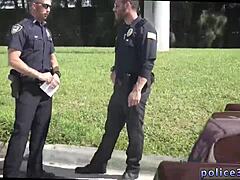 Homofil politimann etterforsker interracial kastrasjon og amatør blowjobs