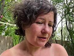 Una bellezza australiana condivide esperienze di scottature e morso di zanzara mentre viene interrotta da un'avventura in campeggio