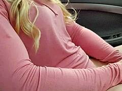 Blond babe tilfredsstiller seg selv med buttplugg og dildo i bilen