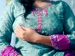 Jeune femme indienne explore le plaisir en webcam avec de gros seins naturels