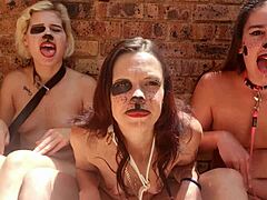 Trei femei goale se angajează într-un joc pervers cu limba în aer liber