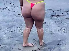 Oude vrouw geniet van een wilde groepssekssessie op het strand