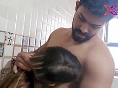 Desi-babe bliver kneppet på badeværelset med indiske lyde