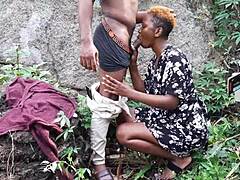 נערה אפריקאית עם חזה גדול ופטמות שעירות משתוללת בג'ונגל