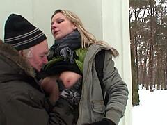 Млада блондинка получава оргазъм на снежна земя по време на интимна среща с втория си баща