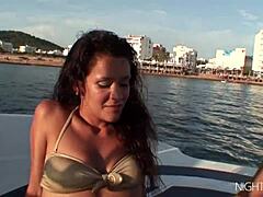 Европейската красавица Самия Дуартес прави секс на открито и без косми в путката си