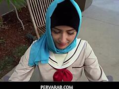 Arabisk tjej i hijab lär sig att njuta av en mans penis
