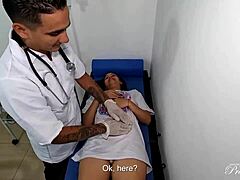 Lia Ponce zaspokaja swoje pragnienie seksu analnego z lekarzem