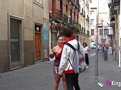 Прсата лепотица Гиги Луст флертује са мушкарцима на улици и дозвољава им да је додирују у јавности