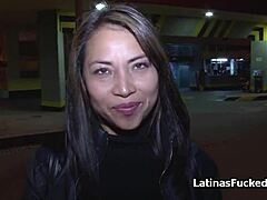 Amatör Latina i underkläder blir upphämtad på en parkeringsplats