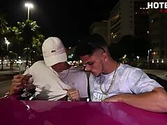 Brazílsky gay sa naolejuje a ošuká v limuzíne veľkým kohútom