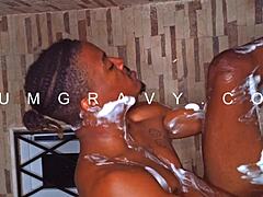 Sprutälskare förbereder sig genom att duscha och raka sig innan hans stora svarta kuk-action