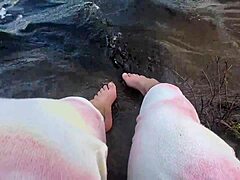 Mika nagy és szőrös lábai élvezik a mezítlábas játékot a vízben