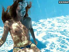 Иви Реинс показује свој природни таленат за пливање на отвореном