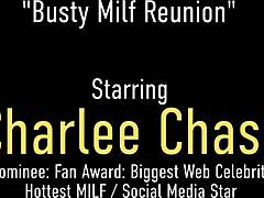 Charlee Chase, une femme au foyer lubrique, utilise un plug anal et un gode pour se faire plaisir