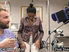 Lääkäri Tampa tuo potilaan orgasmiin Hitachin taikasauvalla fysioterapiasession aikana yliopistolla