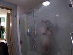 Een geile Europese chick die een blowjob geeft onder de douche