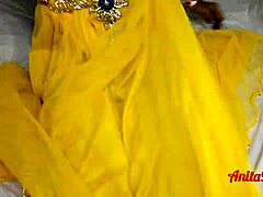 Aistillinen intialainen kotiäiti nauttii intohimoisesta anaaliseksistä keltaisissa housuissa