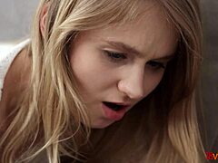 Een jonge fee heeft anale en kont-op-mond seks in een video van 18videoz