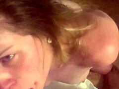 Une femme mariée s'engage dans une gorge profonde intense avec le gros pénis de son voisin dans une chambre d'hôtel, incorporant des éléments de tirage de cheveux et de soumission