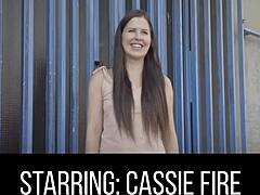 Cassie Fires prvič nastopa v analnem seksu v svojem prvem filmu za odrasle