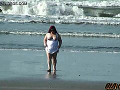 Gömbölyű milf mutatja meg vagyonát a tengerparton, gyönyörű napsütésben