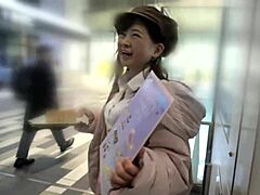 Млада жена са природним сисама ужива у неуредном цумсхоту на лице у домаћем видеу