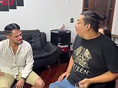 Nuorten latinojen haastattelu muuttuu kuumaksi seksuaaliseksi kohtaamiseksi pomonsa kanssa