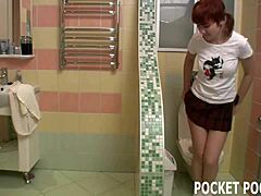 Compañera de cuarto adolescente atrapada dándose placer en el baño