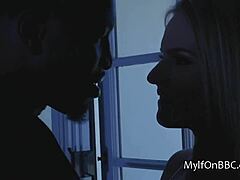 Rachael Cavalli, une MILF, apprécie une baise anale intense avec une grosse bite noire