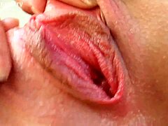 Gitta, la impresionante rubia europea, se entrega a un video de masturbación en solitario con primeros planos intensos de su coño rosa y sus pequeñas tetas naturales
