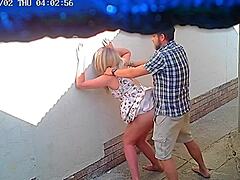 Amatör çift, halka açık bir restoranda seks yaparken kameraya yakalandı