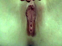 Любительский оргазм с брызгами, снятый крупным планом