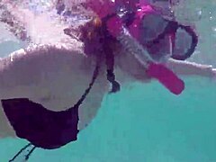 A adolescente alemã Veronikavonk exibe seus grandes seios naturais em público à beira-mar