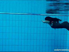 Nata Szilu, tšekkiläinen söpöläinen, leikkii vedellä yksin kylpyvideossa