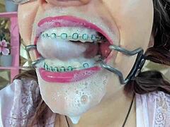 Auro Smiths Zahnspange und Deepthroat-Fähigkeiten auf Chaturbate