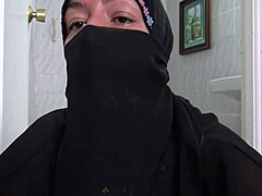 Μια μουσουλμάνα γυναίκα συμμετέχει σε έντονες και αντισυμβατικές σεξουαλικές δραστηριότητες με έναν σεξουαλικά αποκλίνοντα Γάλλο άνδρα