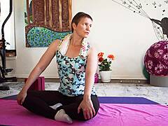 Gudinden Aurora Willows yogaklasse, en fristende udstilling af fleksibilitet og tiltrækning