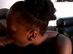 En svingete afroamerikansk kvinne utfører oralsex og oppkast mens hun får ansiktsbehandling - Jhodez1