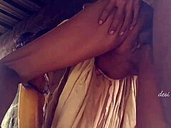 Własnoręcznie zrobione wideo amatorskiej indyjskiej gospodyni domowej uprawiającej seks ze swoją przyjaciółką