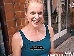 Une allemande blonde avec des tatouages se fait baiser dans la rue