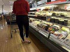 Linda morena mostra suas curvas em leggings transparentes no supermercado