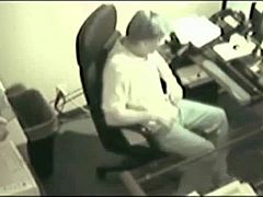 La segretaria matura prende il cazzo del capo in una telecamera segreta