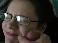 En tjeckisk tjej i glasögon ber om en ansiktsutlösning efter att ha pratat smutsigt