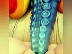O adolescentă roşcată de mari dimensiuni geme cu voce tare în timp ce se foloseşte de jucării
